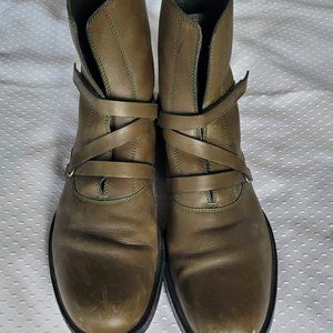 Gucci Cordoba Military Olive Green Leather boots with Velcro Closure.